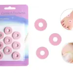 Empaque de protectores adhesivos circulares de espuma rosada para callos, con vista de su aplicación en el pie y detalle de textura sobre la piel.