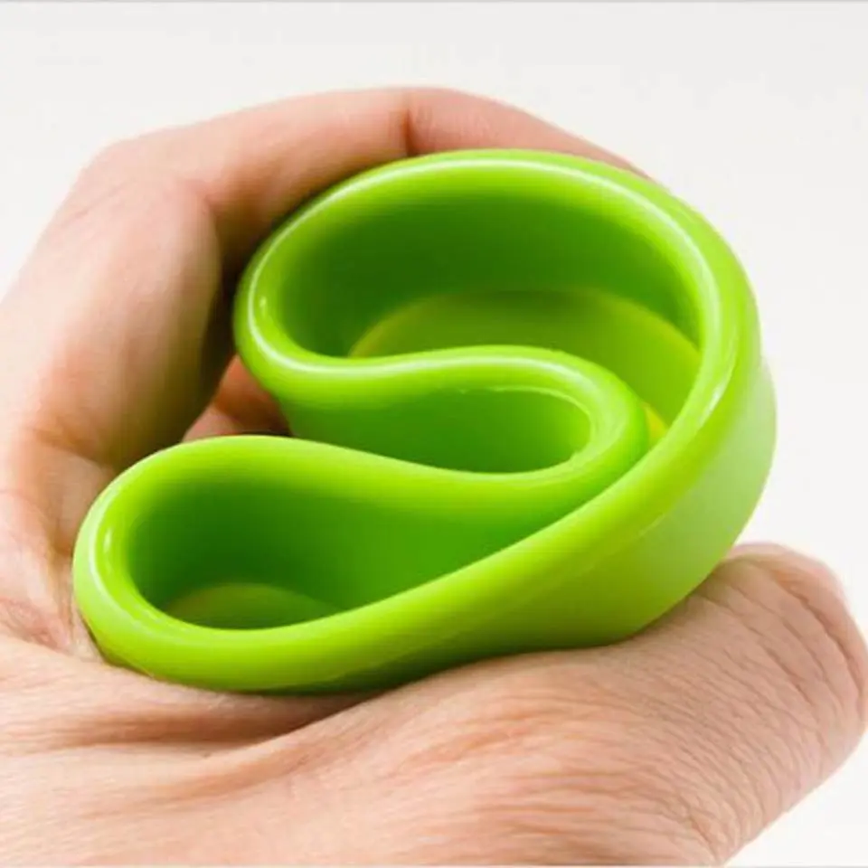 Vaso esterilizador de silicona plegable color verde lima, mostrado en su forma compacta sostenido en la palma de una mano.