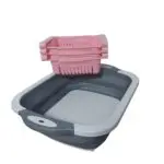 Combo de tabla de picar plegable gris con borde blanco y cuatro canastas organizadoras apilables rosadas para cocina.