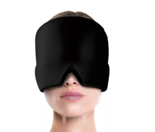 Gorro de gel negro acolchado para migraña usado por una mujer, cubriendo ojos y frente para bloqueo de luz y terapia de frío.