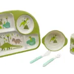 Vajilla infantil verde de diseño dinosaurio de cuatro piezas, incluye plato dividido, cuenco con asas, vaso, cuchara y tenedor.