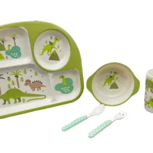 Vajilla infantil verde de diseño dinosaurio de cuatro piezas, incluye plato dividido, cuenco con asas, vaso, cuchara y tenedor.