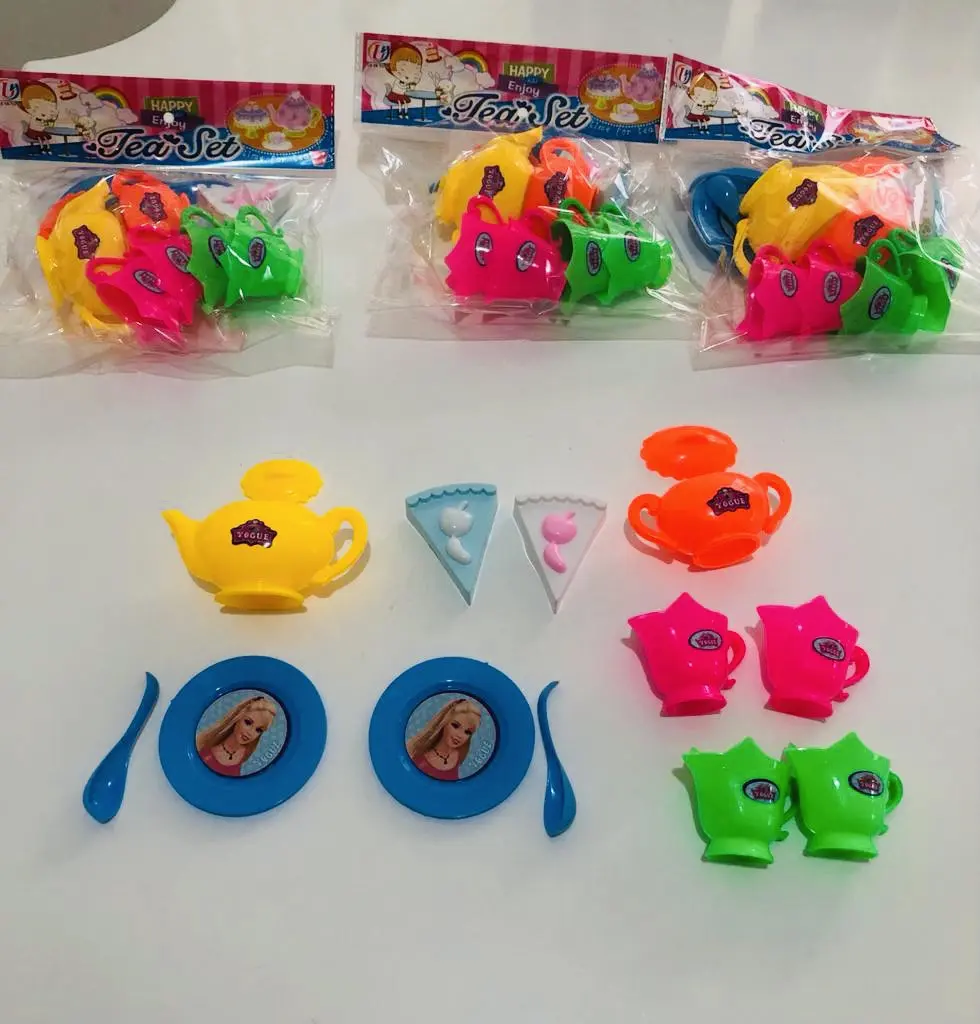 Tres paquetes sellados y un set x5 de té infantil desempacado en plástico multicolor con tetera, platos, pocillos, cucharas y pasteles de juguete.