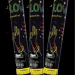 Tres tubos negros cilíndricos verticales con diseño de mano con pulseras brillantes de colores neón, para fiestas nocturnas.