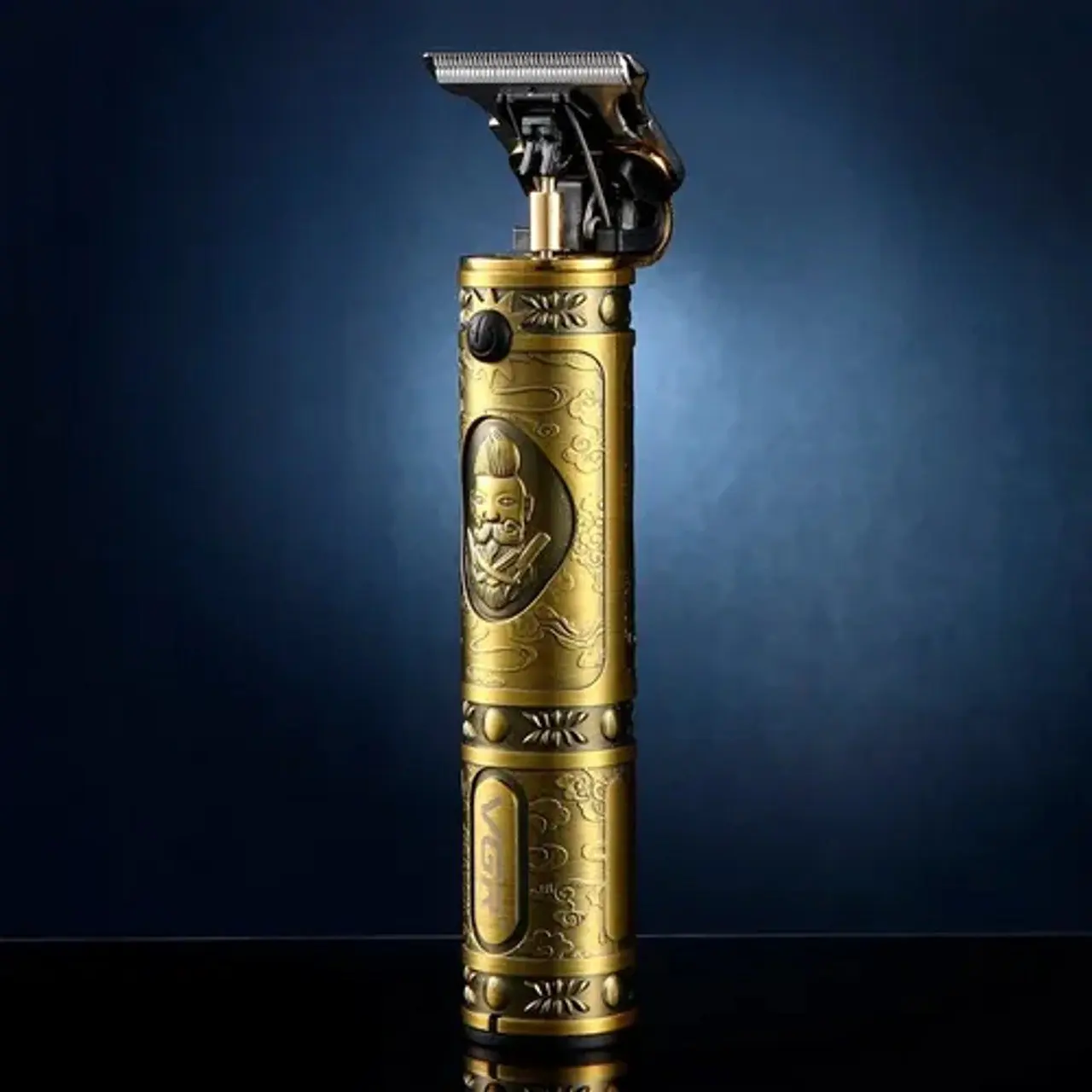 Cortadora de cabello inalámbrica dorada con diseño tallado estilo vintage, cuchilla en T de precisión y relieve de rostro en el mango.