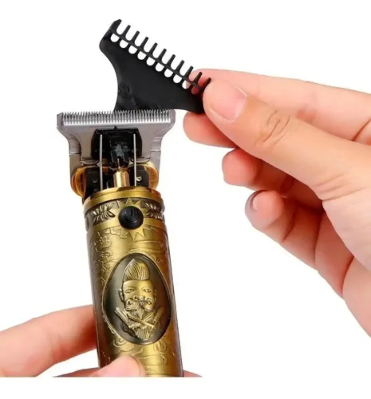 Cortadora de cabello inalámbrica metálica dorada con mango grabado y un accesorio guía negro siendo instalado en la cuchilla.