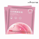 Tres sobres rosados de parches reafirmantes para senos con diseño de gotas de agua y texturas suaves sobre fondo blanco.