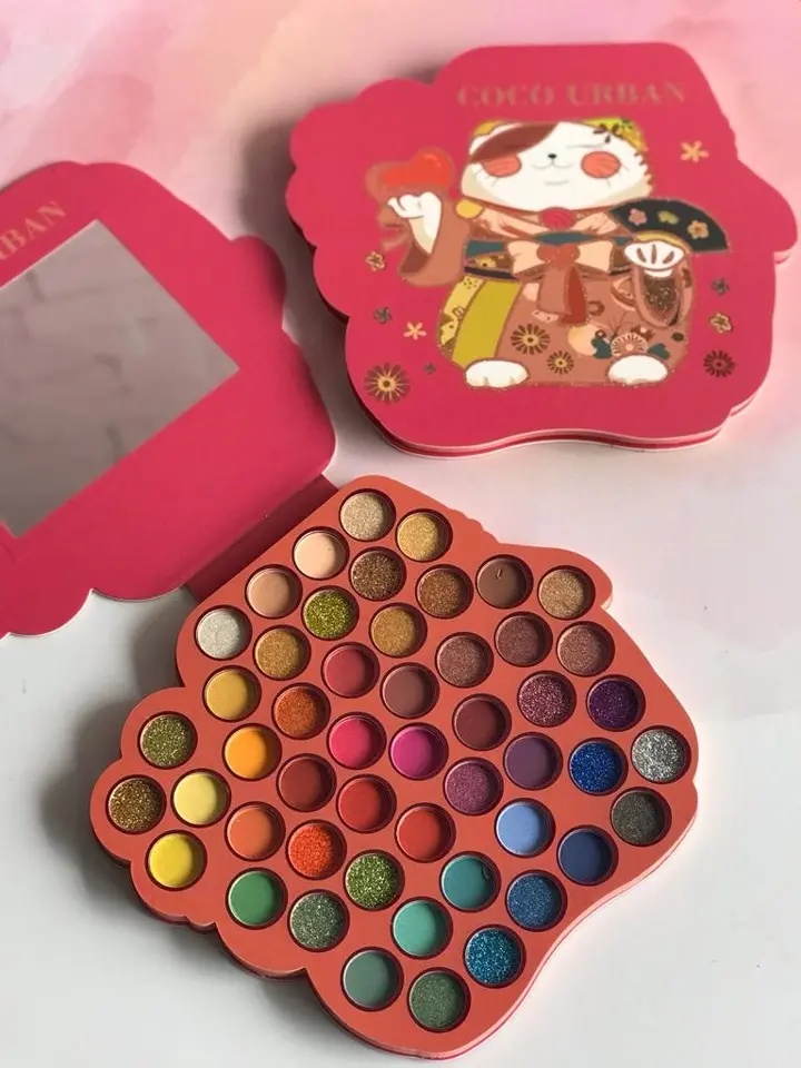 Paleta de sombras Coco Urban rosa con estuche de gato, espejo y 54 tonos variados entre mate y glitter prensado.