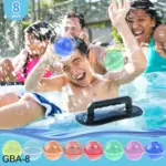 Niños y adultos jugando en la piscina con bombas de agua de silicona coloridas y reutilizables flotando en el agua.