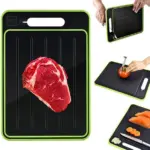 Tabla de descongelar y picar negra con borde verde y surcos, mostrada cortando carne, tomate y salmón en diferentes ángulos.