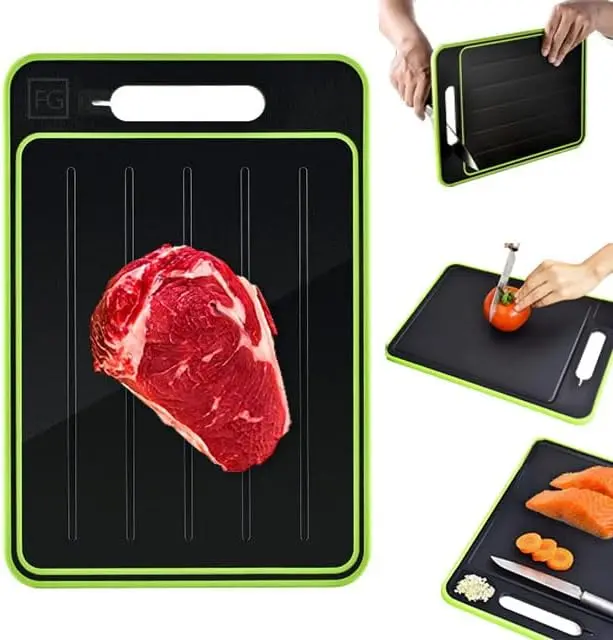 Tabla de descongelar y picar negra con borde verde y surcos, mostrada cortando carne, tomate y salmón en diferentes ángulos.