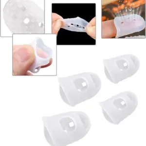 Cuatro protectores de dedos de silicona blanca translúcida con textura perforada, mostrando su flexibilidad y resistencia al agua.