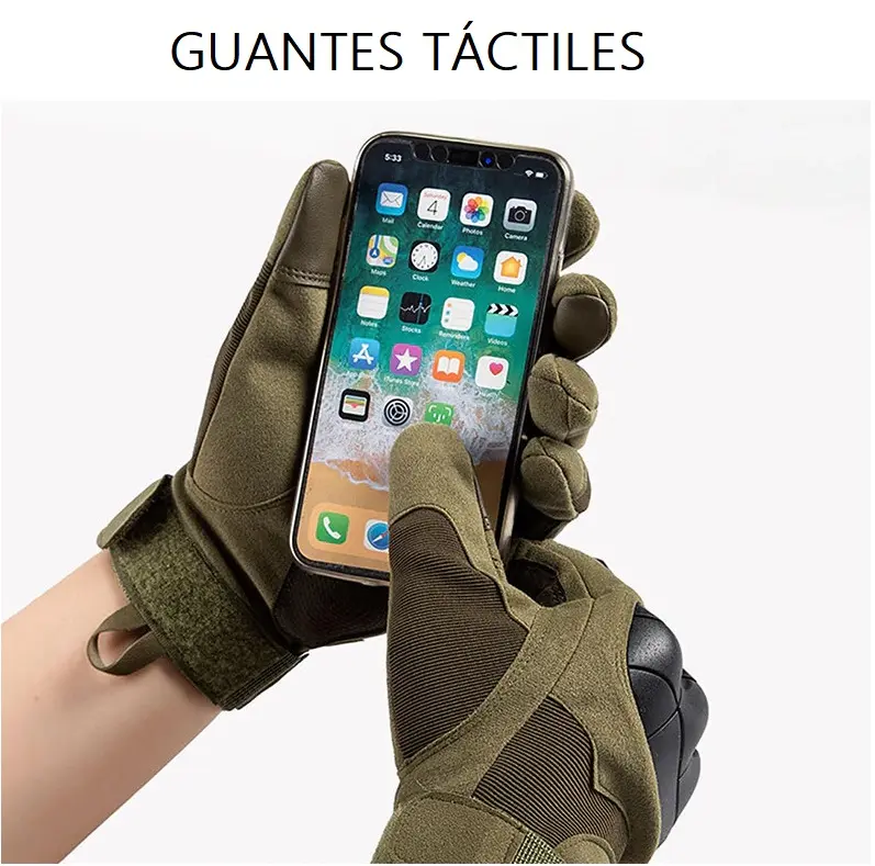 Guantes tácticos verde oliva con refuerzos negros, operando un celular para mostrar su sensibilidad táctil.