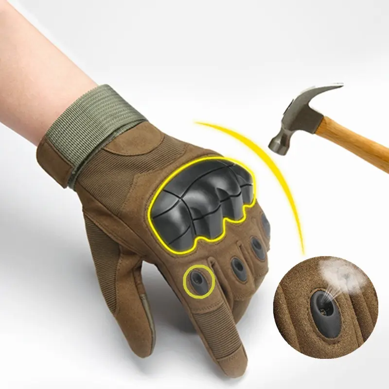 Guante táctico café con protectores de nudillos negros y puntas táctiles, diseñado para resistir impactos de herramientas como un martillo.
