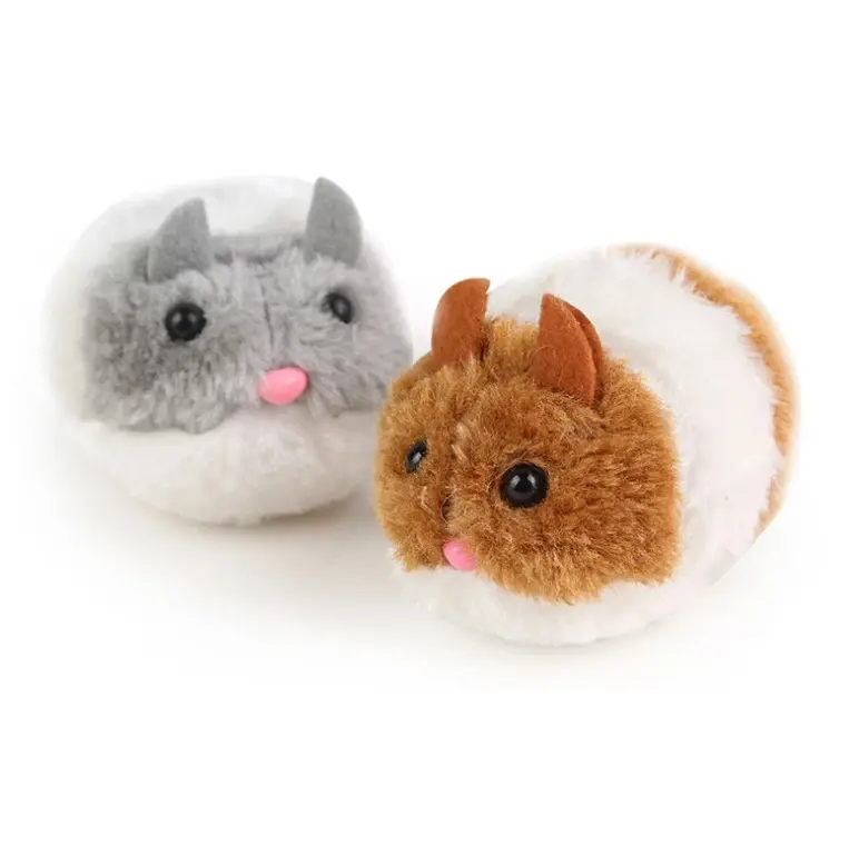 Dos juguetes para gato de hámster en peluche suave con cuerda mecánica; uno gris y blanco a la izquierda, y otro café y blanco a la derecha.