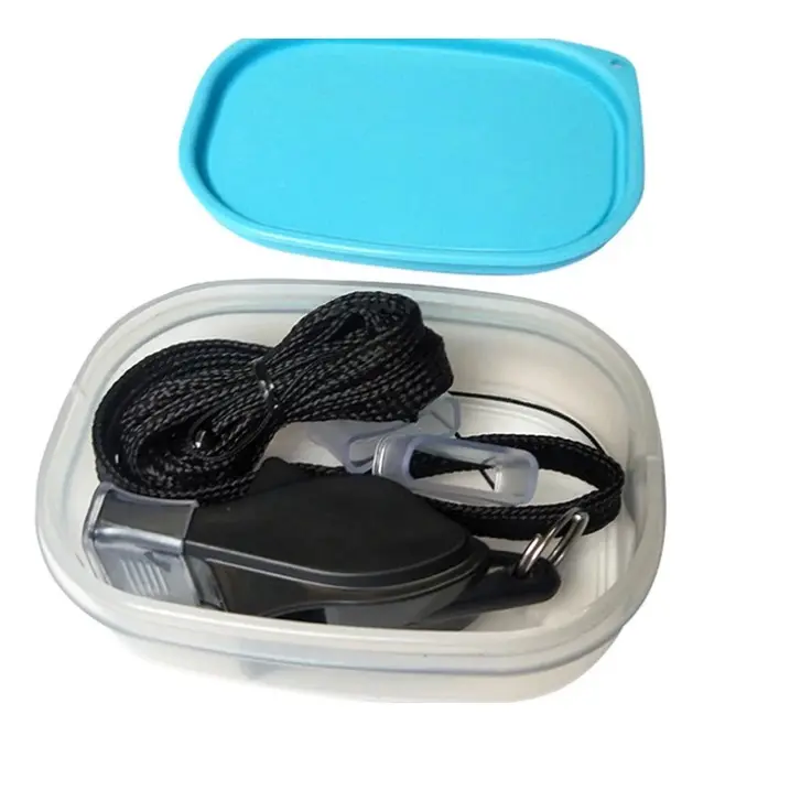Silbato profesional negro y transparente con cordón y protectores bucales guardados en un recipiente plástico translúcido con tapa azul.