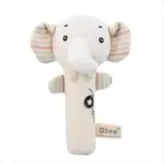 Sonajero de tela color crema con forma de elefante, orejas a rayas, detalles bordados y etiqueta de marca Gbee, diseñado para bebés.
