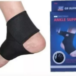 Tobillera de compresión negra de neopreno para soporte de tobillo, mostrada en uso y junto a su empaque azul de la marca QS Support.