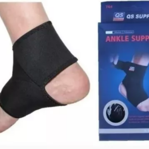 Tobillera de compresión negra de neopreno para soporte de tobillo, mostrada en uso y junto a su empaque azul de la marca QS Support.
