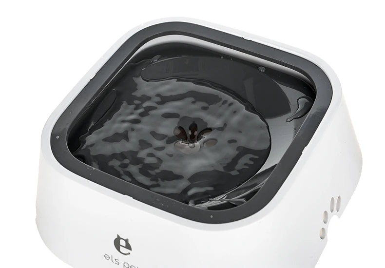 Bebedero anti-derrames para perros color blanco con borde gris oscuro, cuenco cuadrado y disco flotante central en agua.