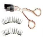 Dos pares de pestañas postizas negras y pinza aplicadora metálica color oro rosa para kit de pestañas magnéticas sobre fondo blanco.