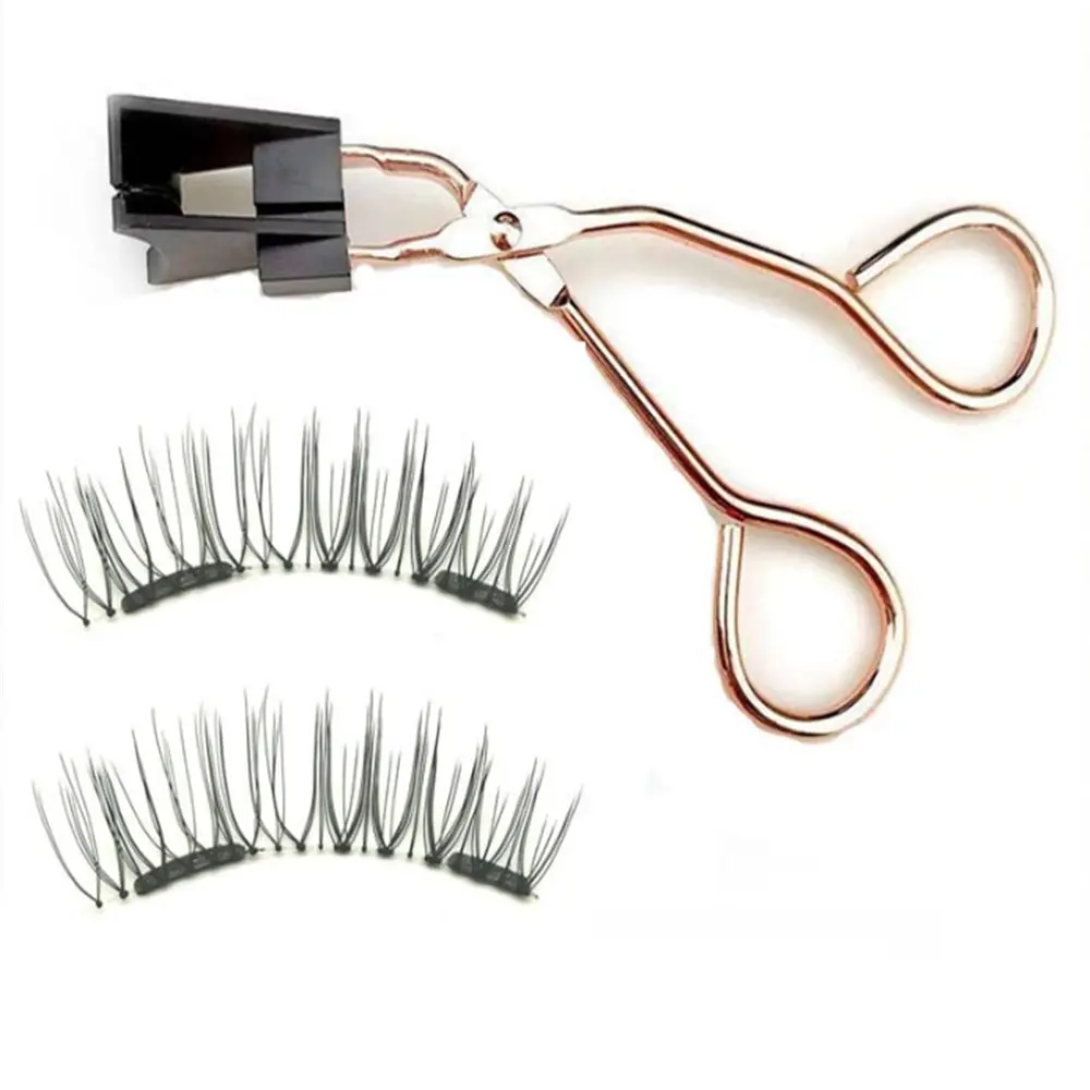 Dos pares de pestañas postizas negras y pinza aplicadora metálica color oro rosa para kit de pestañas magnéticas sobre fondo blanco.