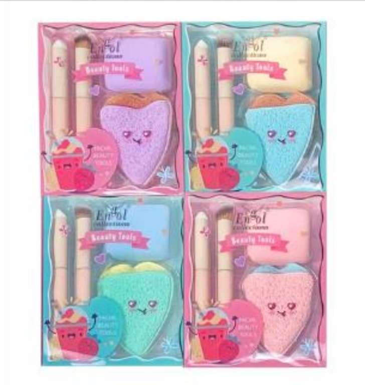 Set de cuatro estuches de maquillaje con esponjas de colores pastel, brochas y limpiadores faciales en forma de corazón con cara sonriente.