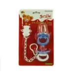 Chupete azul y blanco con tetina de silicona y cadena sujetadora blanca con clip de osito, en empaque rojo de la marca Smile Bear.