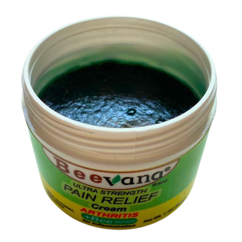 Tarro abierto de crema para el dolor Beevana con contenido de color verde oscuro, textura cremosa y etiqueta frontal de 1 onza para artritis.