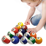 Set de 12 pelotas antiestrés tipo billar en espuma colorida, con números impresos, dispuestas en pirámide junto a un niño jugando en el piso.