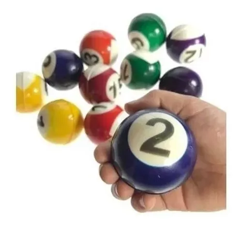 Set de 12 pelotas antiestrés de espuma con diseño de bolas de billar coloridas y una mano sosteniendo la azul número 2.