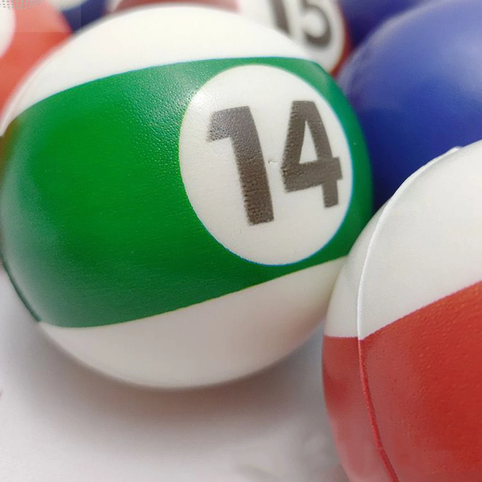 Pelota antiestrés diseño de billar número 14 verde y blanca, material texturizado para aliviar tensión.