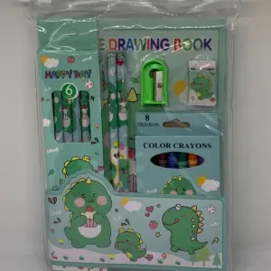 Kit escolar verde de papelería infantil para dibujo con diseño de dinosaurios, en estuche plástico transparente con cierre superior.