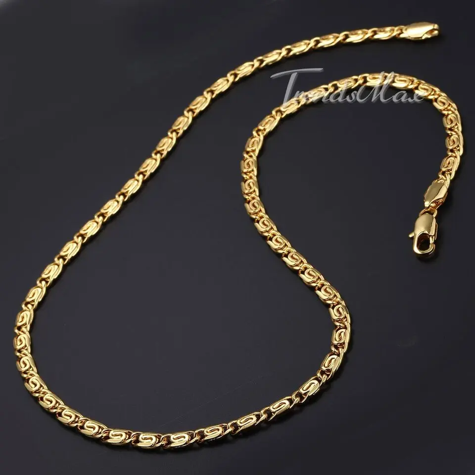 Collar de eslabones caracol dorado en acero inoxidable con acabado brillante y broche de langosta, sobre fondo negro.
