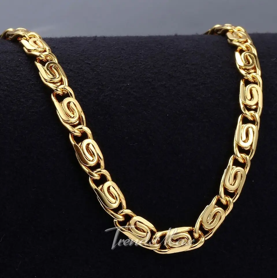 Collar de acero inoxidable con eslabones de diseño caracol en color dorado, mostrado en primer plano sobre un fondo negro.