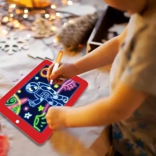 Niño dibuja un astronauta con marcador luminoso sobre una pizarra digital educativa de marco rojo, ideal para aprendizaje creativo y escritura.
