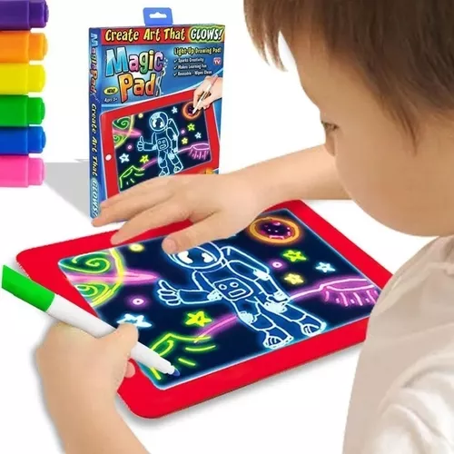 Niño usando pizarra digital roja con luz LED para dibujar un astronauta, incluye marcadores de colores y empaque del producto con diseño espacial.