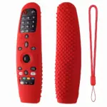 Funda de silicona roja con textura antideslizante para control LG Magic, incluye cordón de sujeción a juego.