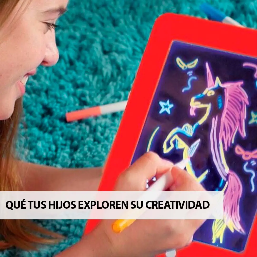 Niña dibujando un unicornio colorido sobre una pizarra digital luminosa con marco rojo, apoyada sobre una alfombra azul texturizada.