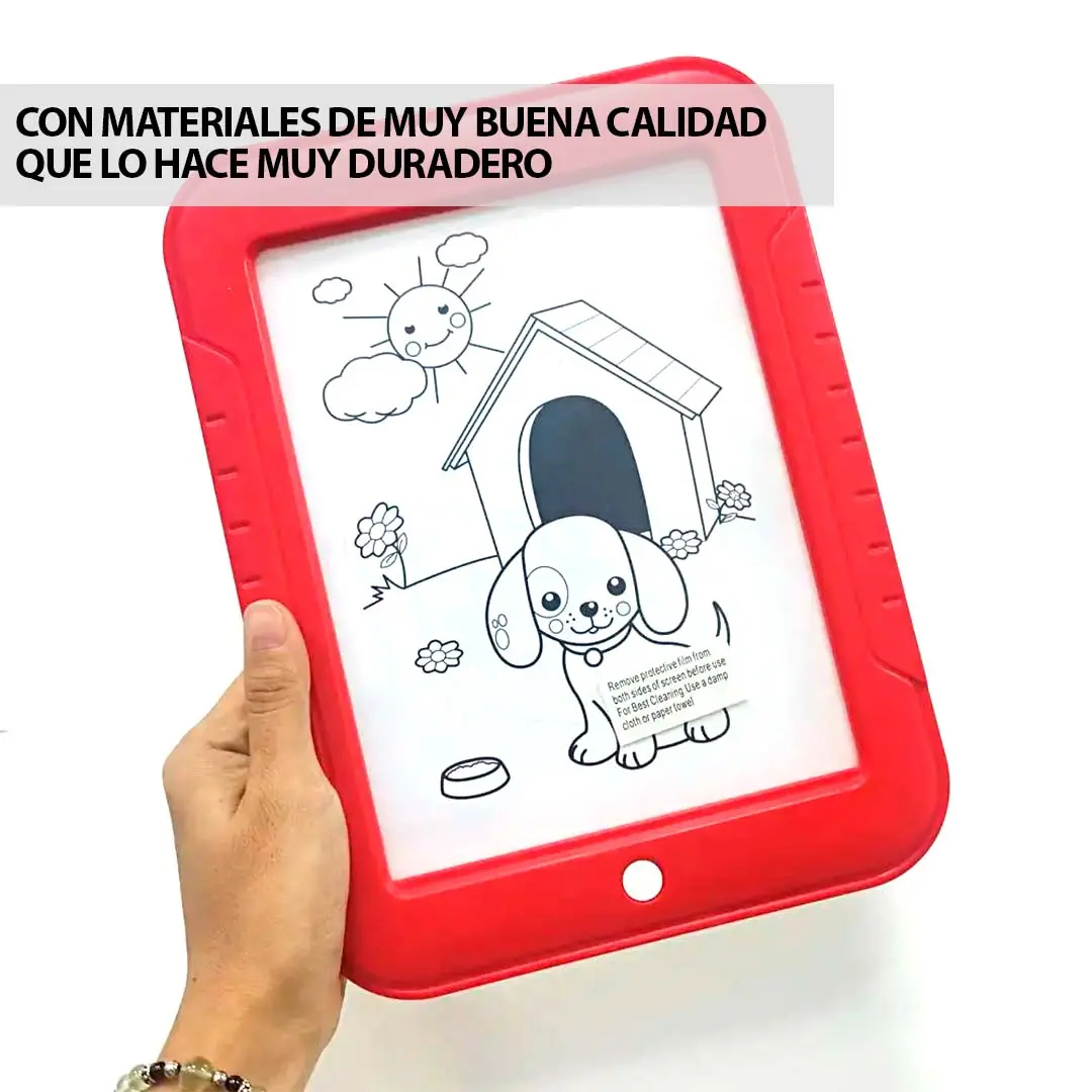 Pizarra digital educativa roja con marco resistente, mostrando un dibujo de un perro y una casa para colorear, sostenida por una mano.
