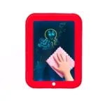 Pizarra digital educativa roja con marco protector, mostrando un dibujo de pulpo y una mano borrando la pantalla con un paño rosado sobre fondo blanco.