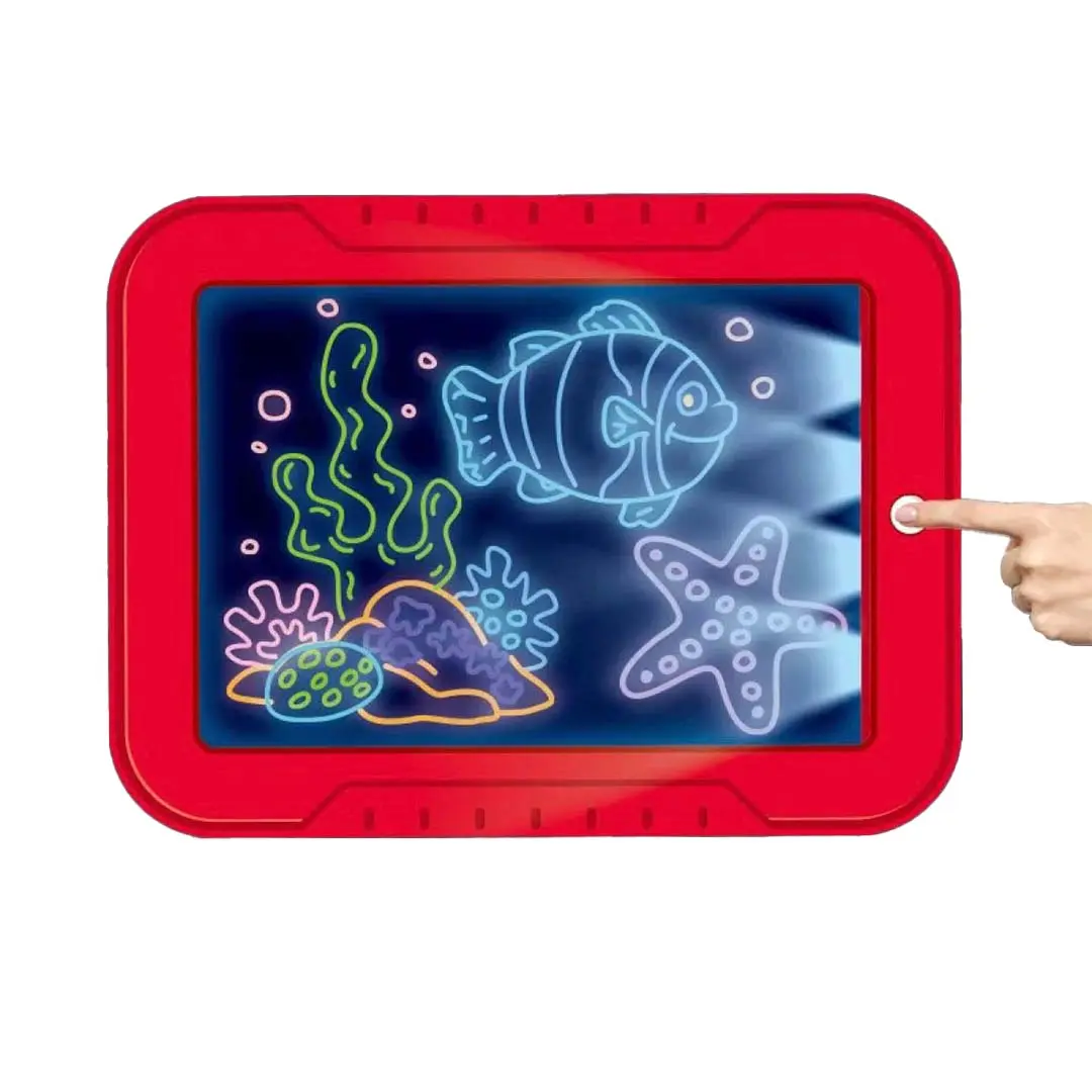 Pizarra digital educativa roja con pantalla iluminada que muestra dibujos de peces y corales, activada por un dedo sobre el botón lateral de encendido.
