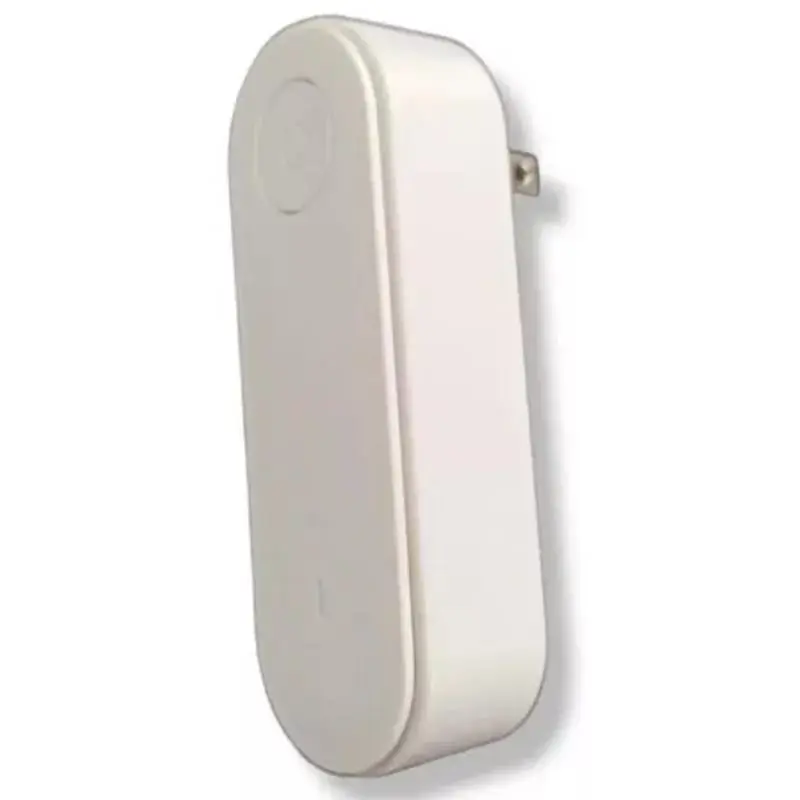 Mini repelente de mosquitos ultrasónico para interiores, de color blanco, diseño alargado con botón superior y clavija de enchufe lateral.