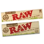 Dos paquetes de papel para liar Raw Organic de cáñamo, uno King Size Slim y otro de 1 1/4, con diseño beige, rojo y detalles de hierba verde.