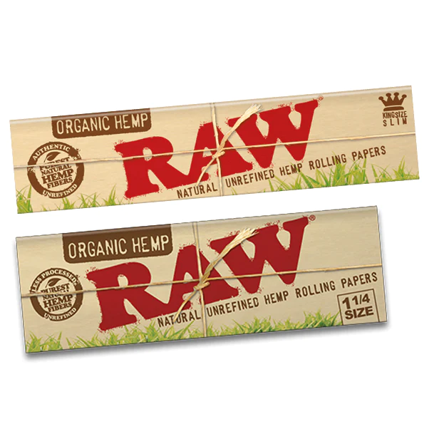 Dos paquetes de papel para liar Raw Organic de cáñamo, uno King Size Slim y otro de 1 1/4, con diseño beige, rojo y detalles de hierba verde.