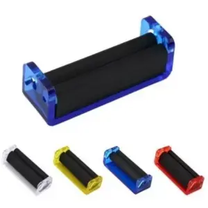 Set de cuatro máquinas manuales para armar cigarrillos en colores azul, transparente, amarillo y rojo, con cuerpo de acrílico y rodillo negro texturizado.