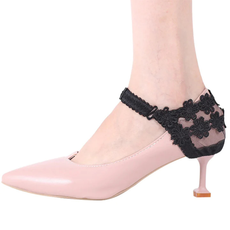 Zapato de tacón rosado con correa elástica negra de encaje floral para el talón que brinda estabilidad