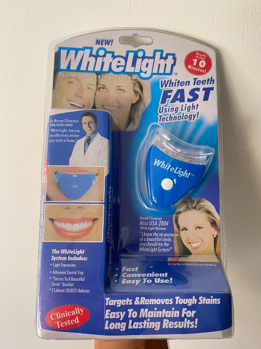 Kit de blanqueamiento dental WhiteLight en blíster, incluye dispositivo de luz LED azul y bandeja dental para resultados en 10 minutos.
