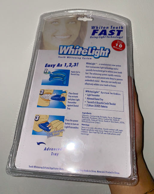 Empaque de kit de blanqueamiento dental WhiteLight con instrucciones ilustradas, luz LED de 10 minutos y bandeja dental en blíster transparente.