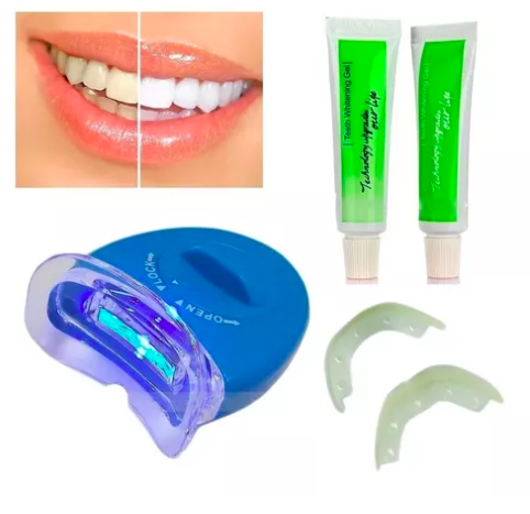 Kit de blanqueamiento dental con luz LED azul, dos tubos de gel, dos moldes transparentes y comparativa de dientes antes y después.